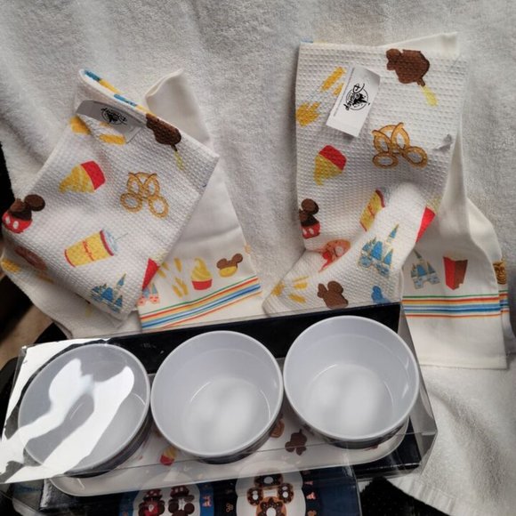 NWT Matching Disney ICON Set of 4 plates, Appetizer & Towel Sets - Picture 13 of 15